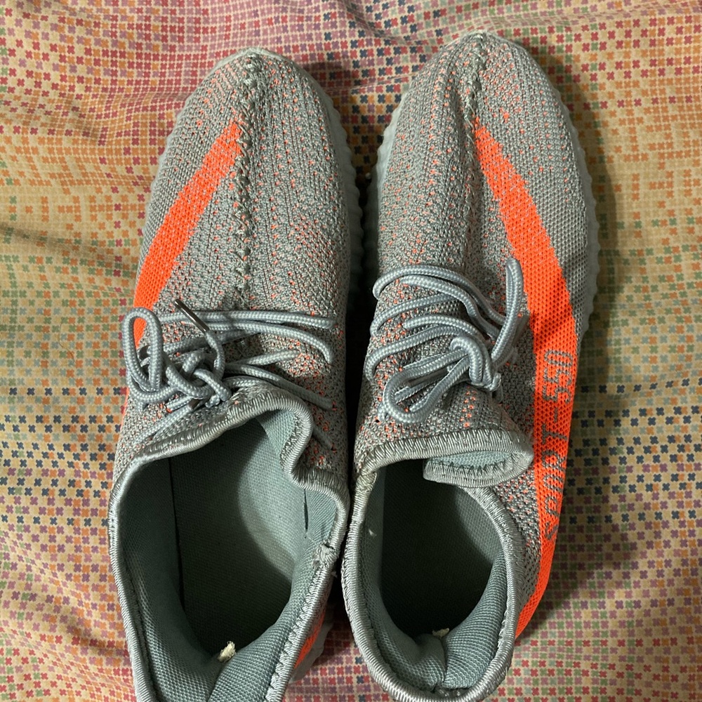 Tennis shoes